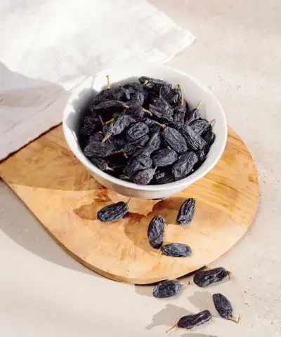 فوائد الزبيب الأسود للنساء